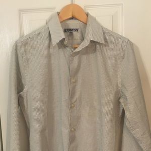 Men’s Express Fitted Long Sleeve Button Down Shirt